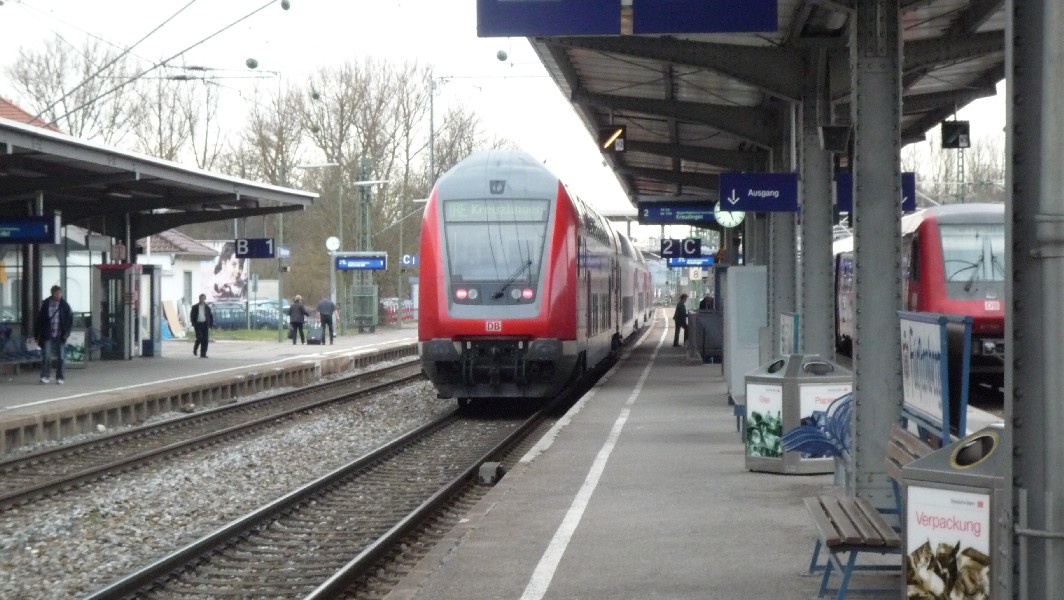 Auf Gleis 3 verbleibt RE 3217 nach Ulm aus Neustadt (Schwarzwald). Auch